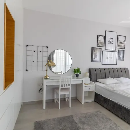 Caesar Cliff Apartment