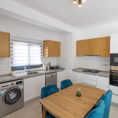 Caesar Cliff Apartment Trikomo
