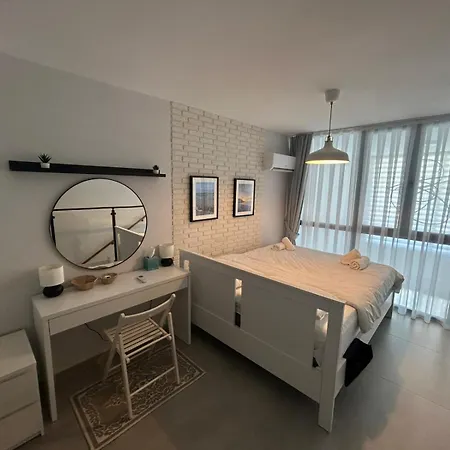 Caesar Cliff Apartment